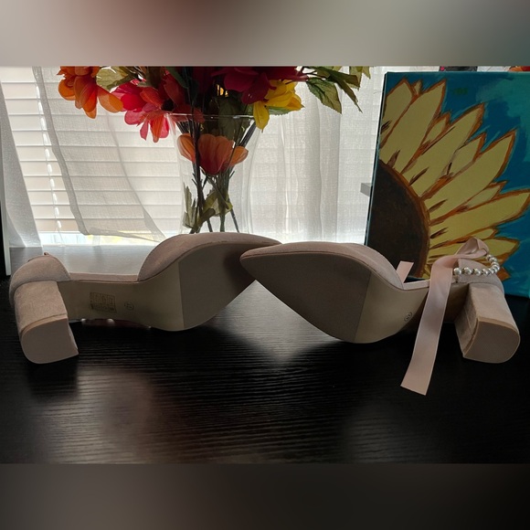 Elegant Beige Block Heel Shoes with faux pearl anklet attachment. NWOT. - Picture 5 of 5